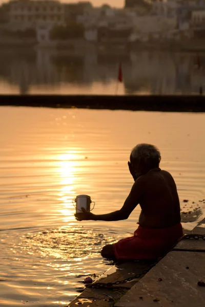 Індійський Садху Людина Прийняття Ванни Святу Пушкар Озера Раджастан Індія — стокове фото