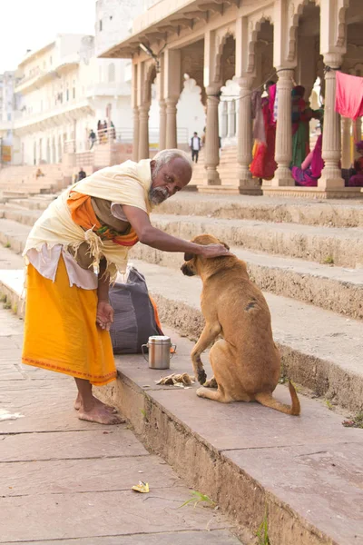 Pushkar India Diciembre 2015 Hombre Asceta Alimentando Perro Sin Hogar — Foto de Stock