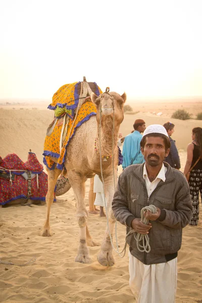 Jaisalmer India Dicembre 2015 Uomo Del Rajasthan Con Suo Cammello — Foto Stock