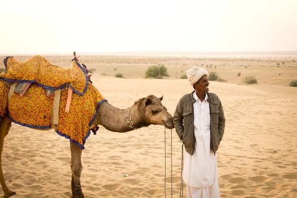 2015年12月23日インド ジャイスラーマー インド ジャイスラーマー市のタール砂漠でラクダとラジャスタニの男 — ストック写真