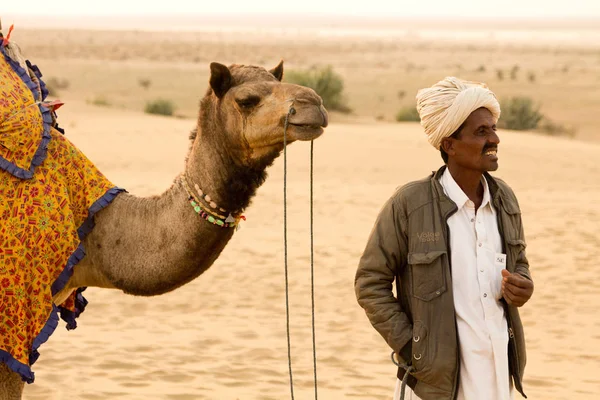 Jaisalmer Índia Dezembro 2015 Homem Rajastani Com Seu Camelo Deserto — Fotografia de Stock