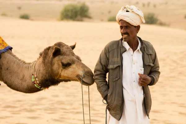 Jaisalmer India Dicembre 2015 Uomo Del Rajasthan Con Suo Cammello — Foto Stock