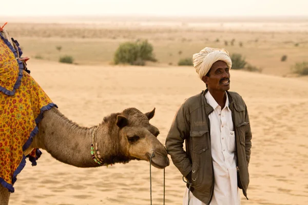 Jaisalmer India Dicembre 2015 Uomo Del Rajasthan Con Suo Cammello — Foto Stock