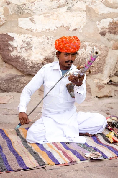 Indianin Grający Tradycyjnym Instrumencie Strunowym Pobliżu Fortu Mehrangarh Jodhpur Rajasthan — Zdjęcie stockowe