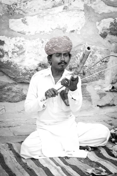 Indian Man Playing Traditional Stringed Musical Instrument Mehrangarh Fort Jodhpur — Φωτογραφία Αρχείου