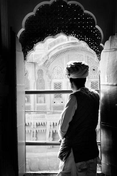 Jodhpur India December 2017 Indier Kijkt Uit Het Raam Mehrangarh — Stockfoto