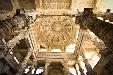 Ranakpur, Hindistan - Aralık 2015: Jain Mermer Tapınak Ranakpur, Rajasthan, Hindistan