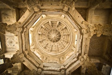 Ranakpur, Hindistan - Aralık 2015: Jain Mermer Tapınak Ranakpur, Rajasthan, Hindistan