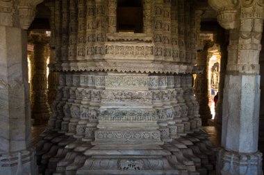 Ranakpur, Hindistan - Aralık 2015: Jain Mermer Tapınak Ranakpur, Rajasthan, Hindistan