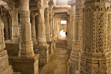 Ranakpur, Hindistan - Aralık 2015: Jain Mermer Tapınak Ranakpur, Rajasthan, Hindistan