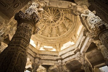 Ranakpur, Hindistan - Aralık 2015: Jain Mermer Tapınak Ranakpur, Rajasthan, Hindistan
