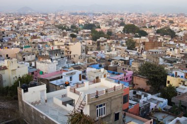 UDAIPUR, INDIA - 23 Aralık 2017: Udaipur şehir manzarası otel çatısı, Udaipur, Rajasthan, Hindistan