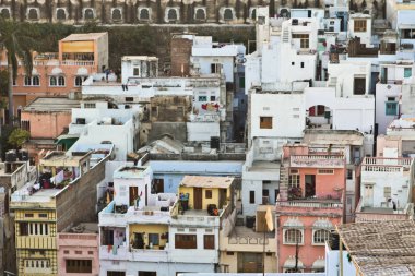 UDAIPUR, INDIA - 23 Aralık 2017: Udaipur şehir manzarası otel çatısı, Udaipur, Rajasthan, Hindistan