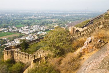 Hindistan 'daki en büyük kale olan Rajasthan' daki Chittorgarh Kalesi 'nin havadan görünüşü ve UNESCO Dünya Mirası Alanı, Chittaurgarh, Hindistan