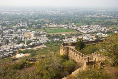 Hindistan 'daki en büyük kale olan Rajasthan' daki Chittorgarh Kalesi 'nin havadan görünüşü ve UNESCO Dünya Mirası Alanı, Chittaurgarh, Hindistan