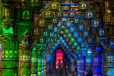 Hyderabad Hindistan 'daki Ramoji Film Stüdyoları' ndaki eğlence parkı ve dekorasyonlar.