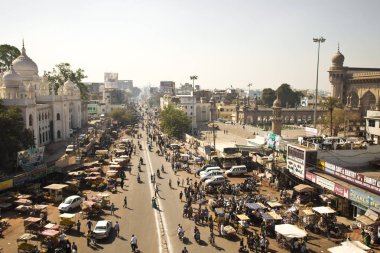 HYDERABAD, INDIA - 28 Aralık 2015: Hyderabad, Telangana, Hindistan 'da Charminar yakınlarında kalabalık sokak