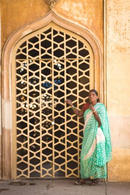 Hintliler Hyderabad Hindistan 'daki Golconda kalesindeki tapınağı ziyaret ediyorlar.