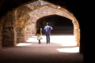 Hintliler Hyderabad Hindistan 'daki Golconda kalesindeki tapınağı ziyaret ediyorlar.