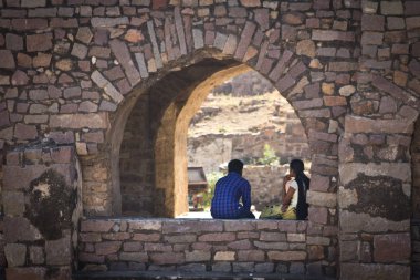 Hintliler Hyderabad Hindistan 'daki Golconda kalesindeki tapınağı ziyaret ediyorlar.