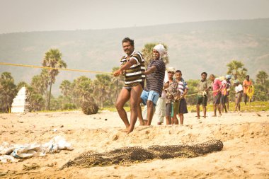 Visakhapatnam, Inda: Hindistan'ın Visakhapatnam kentindeki Yarada plajında sudan balık ağı çeken Hintli balıkçı 
