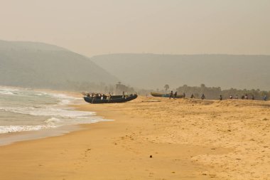 Visakhapatnam, Inda: Hindistan'ın Visakhapatnam kentindeki Yarada plajında sudan balık ağı çeken Hintli balıkçı 