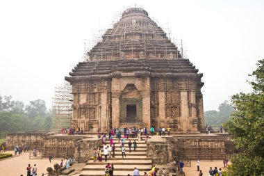 Konark, Hindistan - Ocak, 2016: İnsanlar güneş Tapınağı (13. yüzyılda, Unesco Dünya Mirası) Konark, Orissa, Hindistan ziyaret
