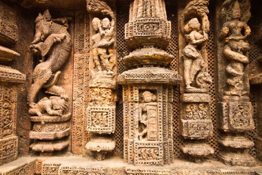 Konark, Hindistan - Ocak, 2016: Güneş Tapınağı'nda Konark, Orissa, Hindistan (13. yüzyılda, Unesco Dünya Mirası) oyma güzel taş