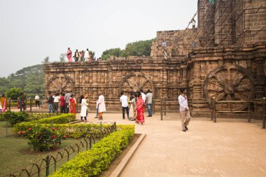 Konark, Hindistan - Ocak, 2016: Hint insanlar ziyaret güneş Tapınağı (13. yüzyılda, Unesco Dünya Mirası) Konark, İstanbul, Türkiye