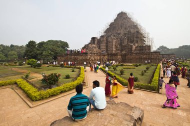 Konark, Hindistan - Ocak, 2016: Hint insanlar ziyaret güneş Tapınağı (13. yüzyılda, Unesco Dünya Mirası) Konark, İstanbul, Türkiye