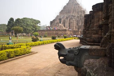 Konark, Hindistan - Ocak, 2016: Hint insanlar ziyaret güneş Tapınağı (13. yüzyılda, Unesco Dünya Mirası) Konark, İstanbul, Türkiye