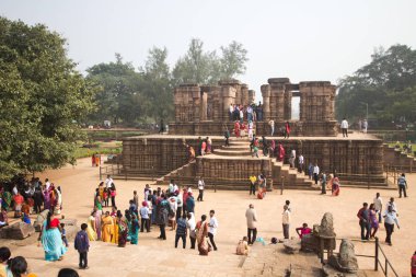 Konark, Hindistan-6 Ocak 2016: Hint insanlar Sun Temple ziyaret (13. yüzyıl, UNESCO Dünya Mirası) Konark, Orissa, Hindistan
