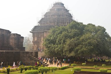 Konark, Hindistan-6 Ocak 2016: Hint insanlar Sun Temple ziyaret (13. yüzyıl, UNESCO Dünya Mirası) Konark, Orissa, Hindistan