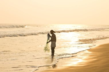 Visakhapatnam, ında - Ocak, 2016: Balık ağı Visakhapatnam, Hindistan Yarada plajda su dışarı çekerek Hint balıkçı 