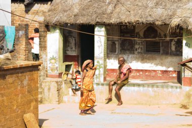 Hindistan 'ın Puri kentindeki el sanatları köyünde sari giyen Hintli kadın.