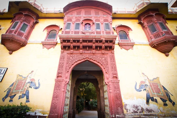 ウダイプール ラージャス ターン州 インドのホテルのいずれかでウダイプール インド 2015 カラフルな入り口の門 — ストック写真