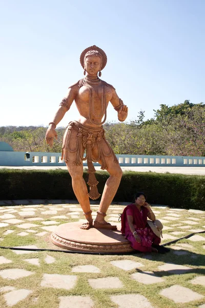 HYDERABAD, INDIA - 30 Aralık 2015: Hyderabad, Telengana, Hindistan yakınlarındaki Ramoji Film şehrinde geleneksel Hint tarzında dans eden kadın heykeli