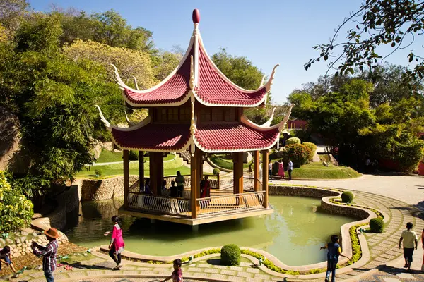 Hyderabad Hindistan 'daki Ramoji Film Stüdyoları' ndaki eğlence parkı ve dekorasyonlar.