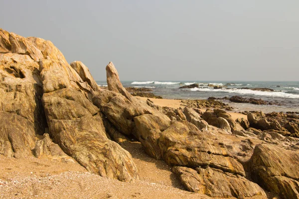 Vista Panorâmica Das Rochas Praia Areia Mar — Fotografia de Stock