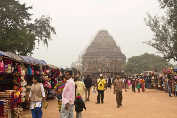 Konark, Hindistan - Ocak, 2016: İnsanlar güneş Tapınağı (13. yüzyılda, Unesco Dünya Mirası) Konark, Orissa, Hindistan ziyaret