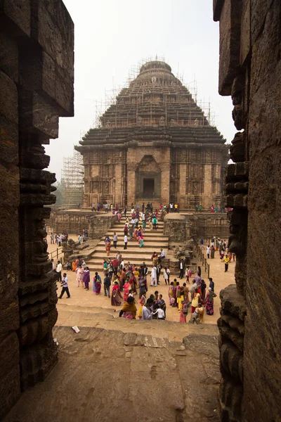 Konark, Hindistan - Ocak, 2016: İnsanlar güneş Tapınağı (13. yüzyılda, Unesco Dünya Mirası) Konark, Orissa, Hindistan ziyaret