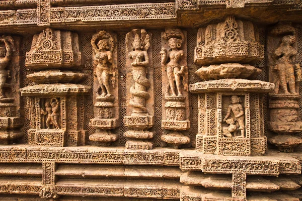 Konark, Hindistan - Ocak, 2016: Güneş Tapınağı'nda Konark, Orissa, Hindistan (13. yüzyılda, Unesco Dünya Mirası) oyma güzel taş