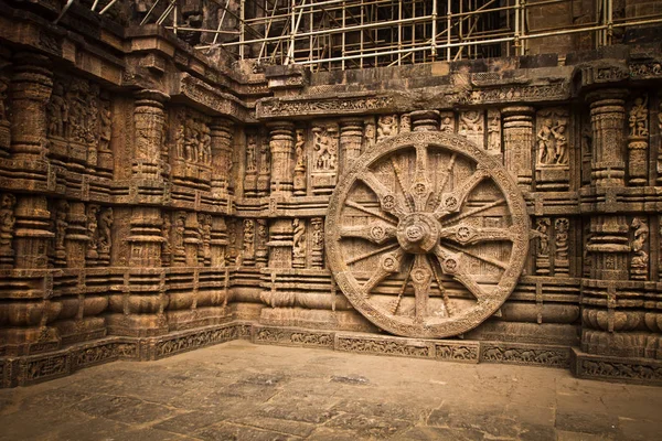 Konark, Hindistan - Ocak, 2016: Güneş Tapınağı'nda Konark, Orissa, Hindistan (13. yüzyılda, Unesco Dünya Mirası) oyma güzel taş
