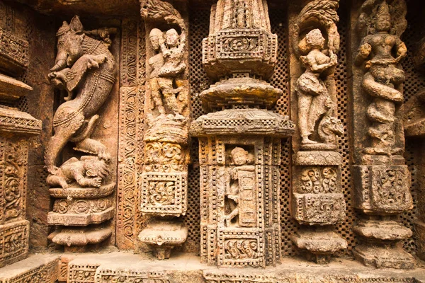 Konark, Hindistan - Ocak, 2016: Güneş Tapınağı'nda Konark, Orissa, Hindistan (13. yüzyılda, Unesco Dünya Mirası) oyma güzel taş