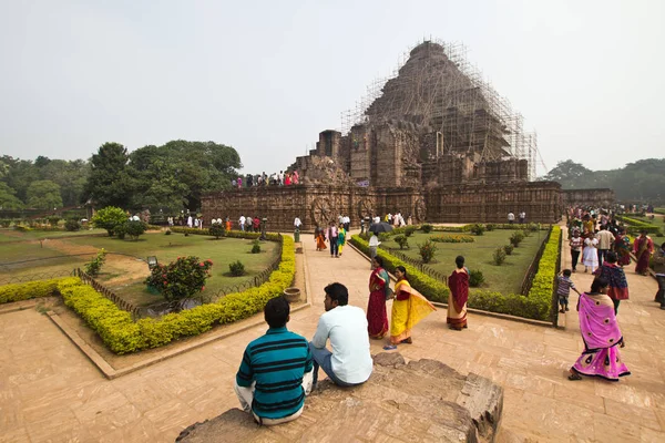 Konark, Hindistan - Ocak, 2016: Hint insanlar ziyaret güneş Tapınağı (13. yüzyılda, Unesco Dünya Mirası) Konark, İstanbul, Türkiye