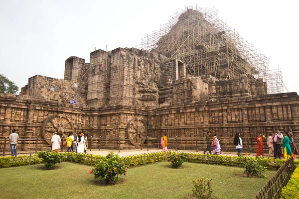 Konark, Hindistan - Ocak, 2016: Hint insanlar ziyaret güneş Tapınağı (13. yüzyılda, Unesco Dünya Mirası) Konark, İstanbul, Türkiye