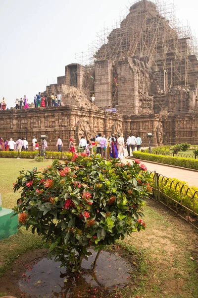 Konark, Hindistan - Ocak, 2016: Hint insanlar ziyaret güneş Tapınağı (13. yüzyılda, Unesco Dünya Mirası) Konark, İstanbul, Türkiye