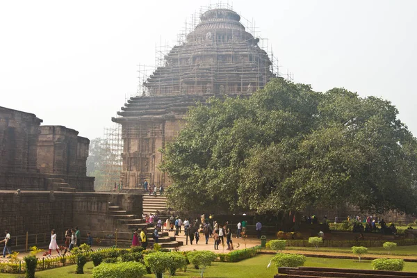 Konark, Hindistan-6 Ocak 2016: Hint insanlar Sun Temple ziyaret (13. yüzyıl, UNESCO Dünya Mirası) Konark, Orissa, Hindistan
