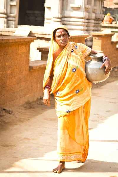 Ινδή Γυναίκα Φοράει Σάρι Στο Χωριό Χειροτεχνία Στο Puri Ινδία — Φωτογραφία Αρχείου