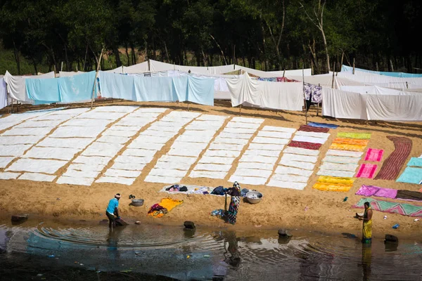 Puri, Hindistan - Ocak, 2016: Çamaşırhane Puri, Orissa, Hindistan Nehri kıyısında